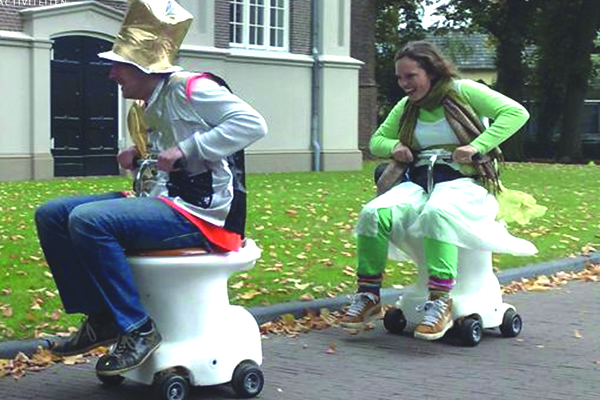 Race je tegenstander eruit met onze gemotoriseerde WC-Potten 